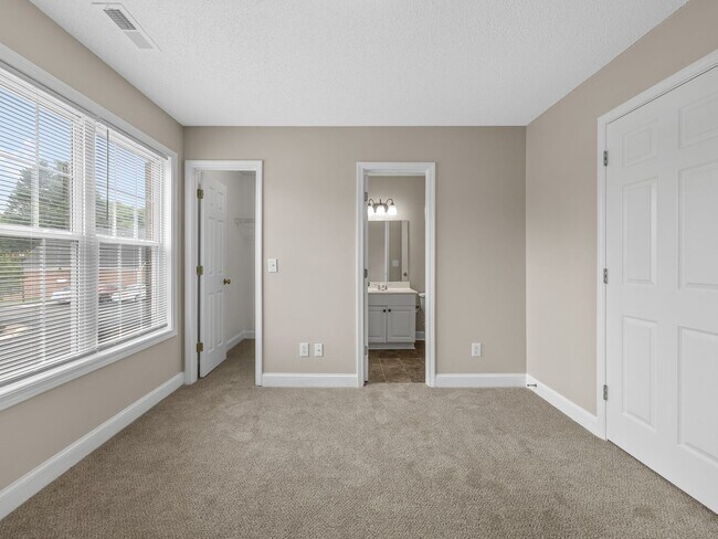 Building Photo - Newly Renovated 2BR, 2.5 BA in Greer SC
