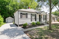Building Photo - Updated 3 bed / 2 bath house With Exceptio...