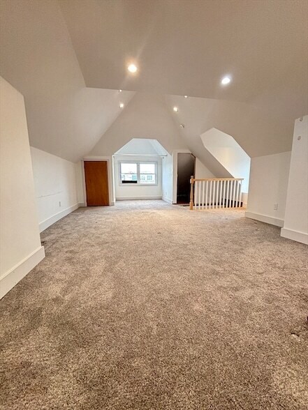 Building Photo - 554 Main St