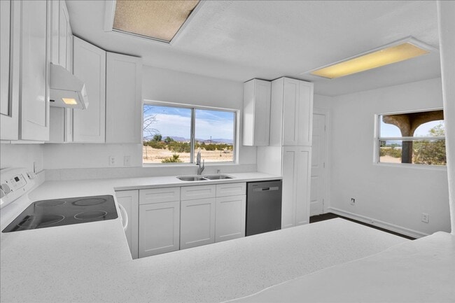 Building Photo - 2 Bedroom Home on 1.8 Acre Lot