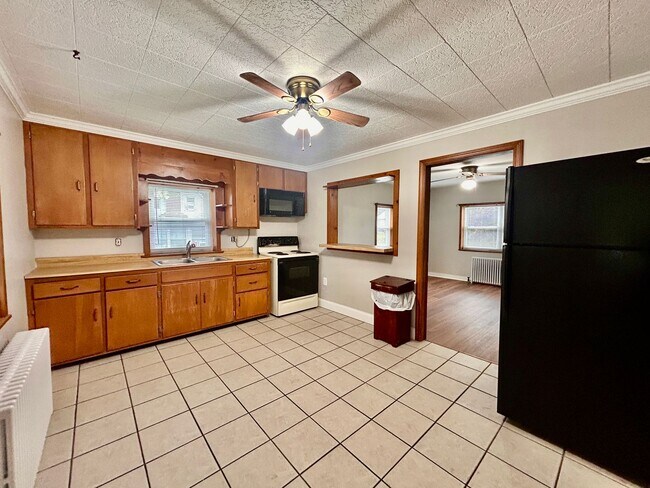 Building Photo - Spacious 3-Bedroom 1.5 Bath Home For Rent ...