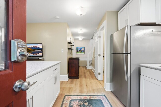 Building Photo - 826 Mentelle Dr NE