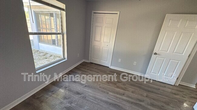 Building Photo - 1 Redwood Track Ln