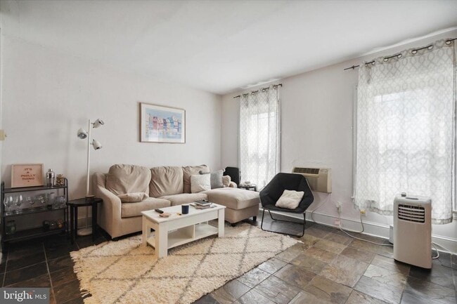 Building Photo - 3215 Hamilton St