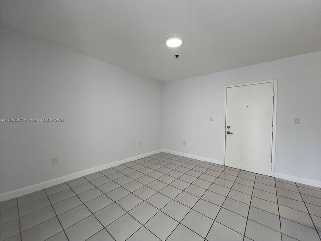 Building Photo - 717 SW 11th Ave