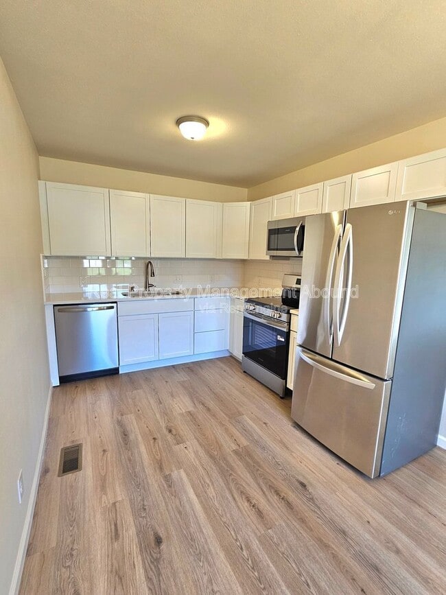 Building Photo - 1611 N Hickory Ave