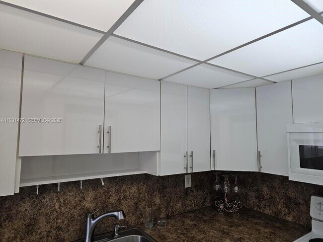 Building Photo - 10090 NW 80th Ct