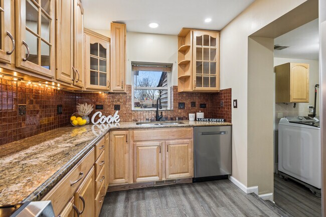 Building Photo - 23 W Algonquin Rd