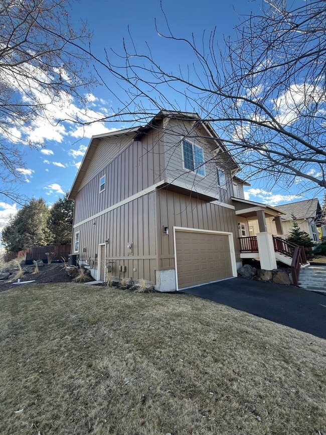 Building Photo - Beautiful and Spacious 4 Bed/2.5 Bath Home in NW Bend