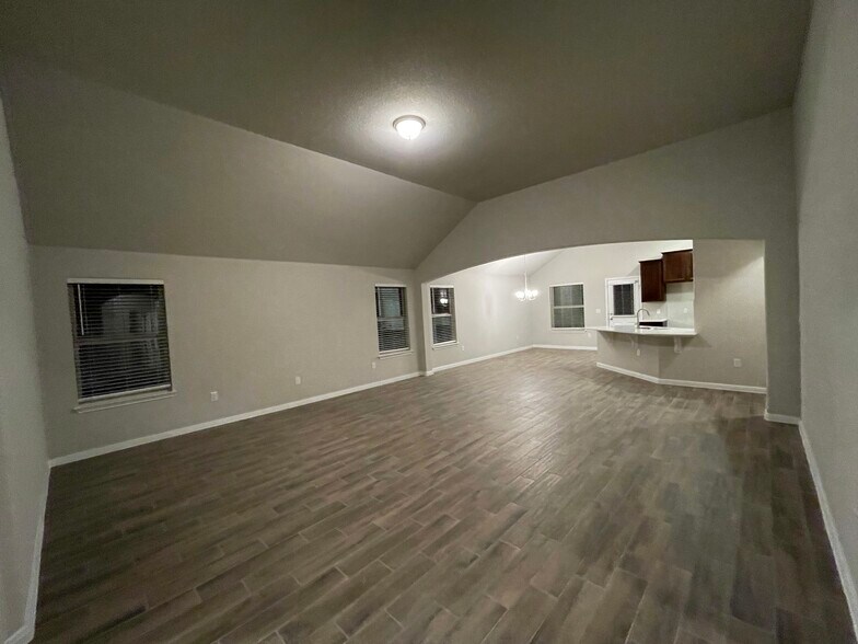 Building Photo - 300 La Joya Pass