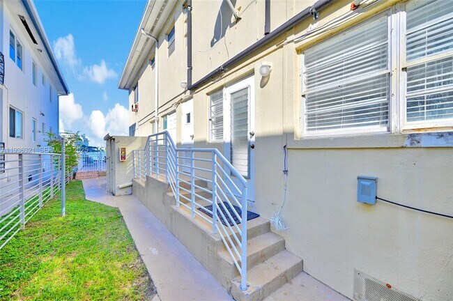 Building Photo - 4730 Pine Tree Dr