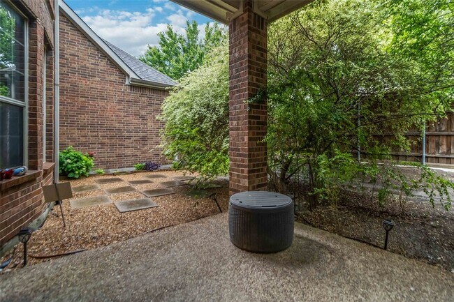 Building Photo - 920 Falcon Dr