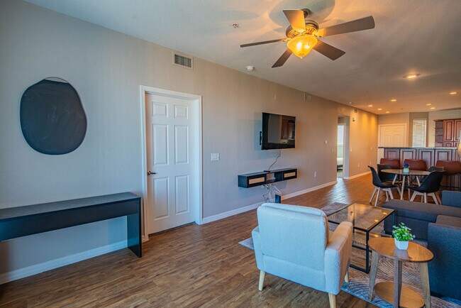 Building Photo - 1275 E University Dr