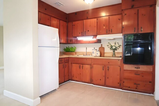 Building Photo - 1/2 OFF 3 Bedroom, 1 Bathroom Home for Ren...