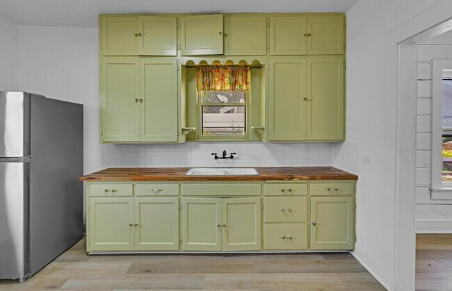 Building Photo - Spacious 3 Bed - 1 Bath House Near Downtown