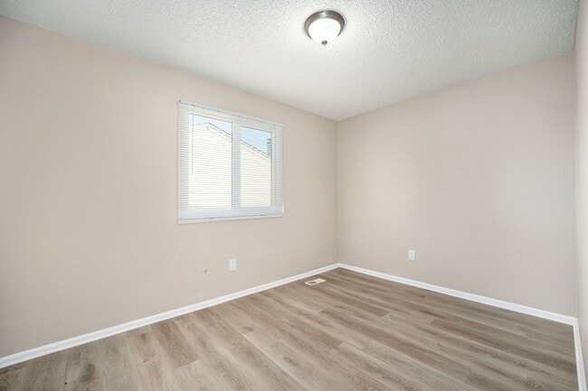 Building Photo - Newly Updates 4-Bedroom, 4-Bathroom Townhouse Available Immediately