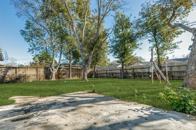 Building Photo - 5874 Belcrest St