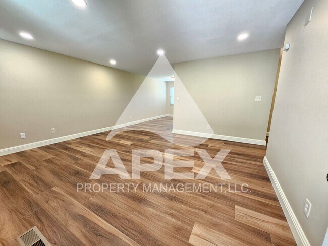 Building Photo - Renovated - 2 Bd 2.5 Ba Townhouse Duplex w/Huge Bonus room and oversized 1-car garage in West Kno...