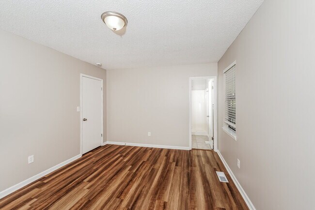 Building Photo - 5823 Willow Crest Dr