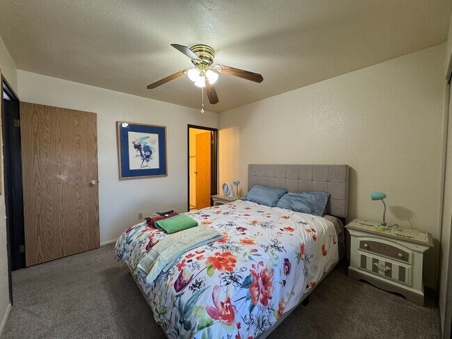 Building Photo - 2BR 2 BA Furnished  Condo across from Colorado Rivergated entry