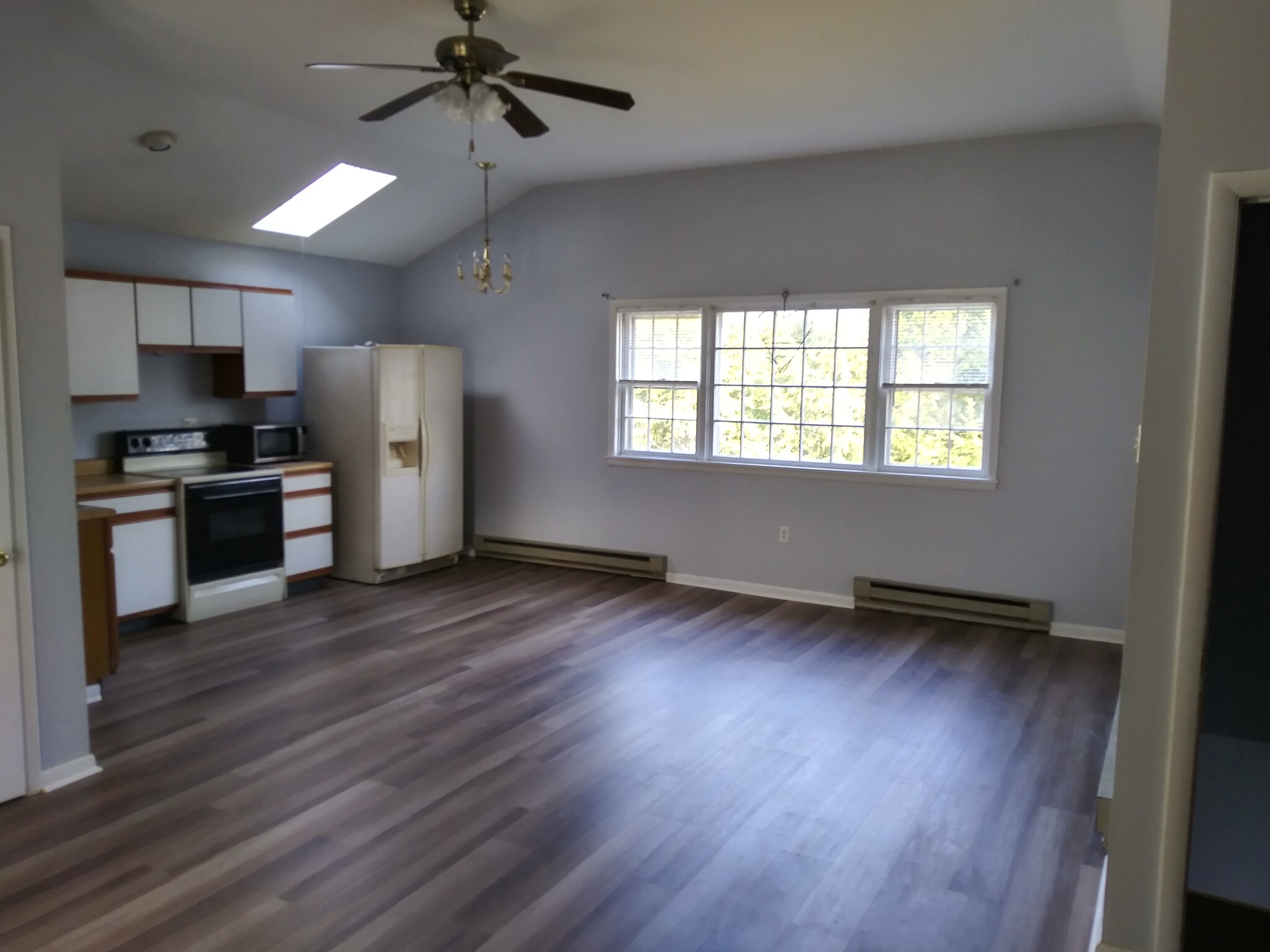 Kitchen/new vinyl/ceiling fan - 27 Edison Rd