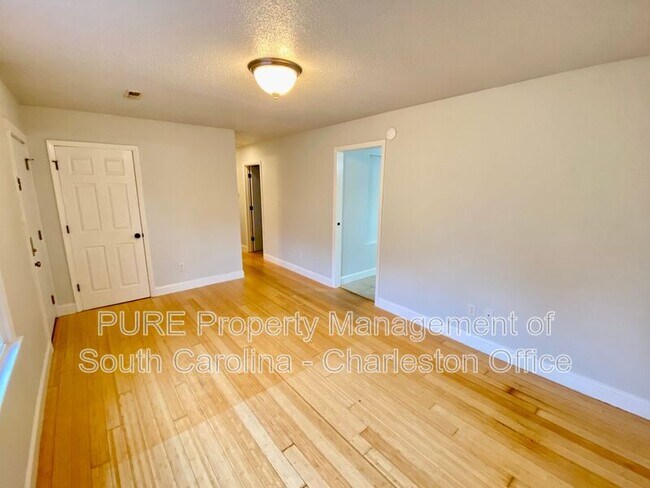 Building Photo - 7648 Hillview Ln