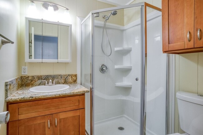 Building Photo - 1 bedroom 1 bath Makai side