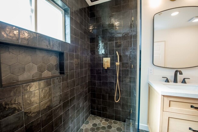 Building Photo - Eastside Costa Mesa Gem