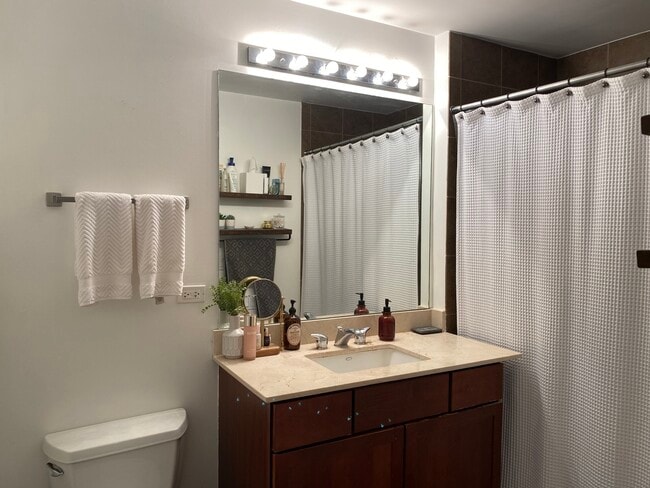 Building Photo - 845 N Kingsbury St