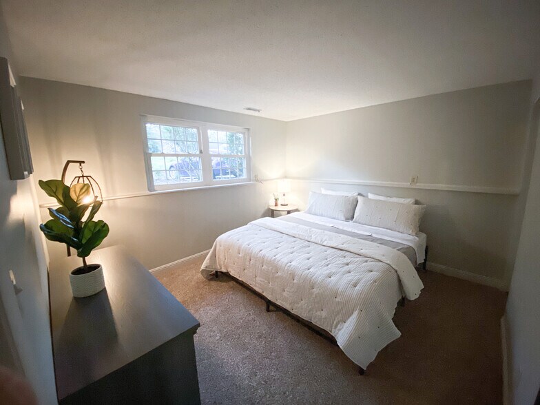 Lower level King bedroom - 11423 Five Cedars Rd