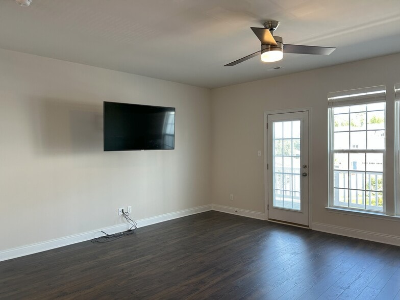 Living room - 6813 Dunton Rd