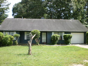 Building Photo - Cute 3 Bedroom with Fenced Yard!!