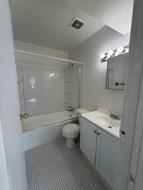 Building Photo - 1450 Meadowview Dr