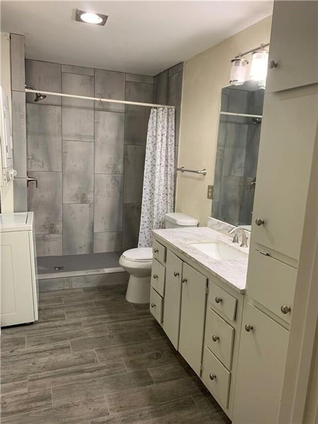 Building Photo - UT PRE-LEASE - 1 bed / 1 bath Updated West Campus Condo