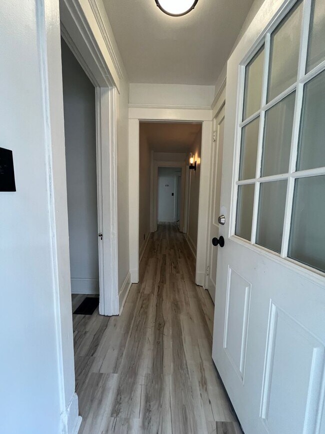 Building Photo - Updated 3 Bedroom Duplex