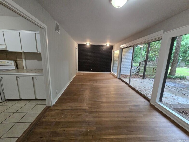 Building Photo - 3723 Wesley Dr