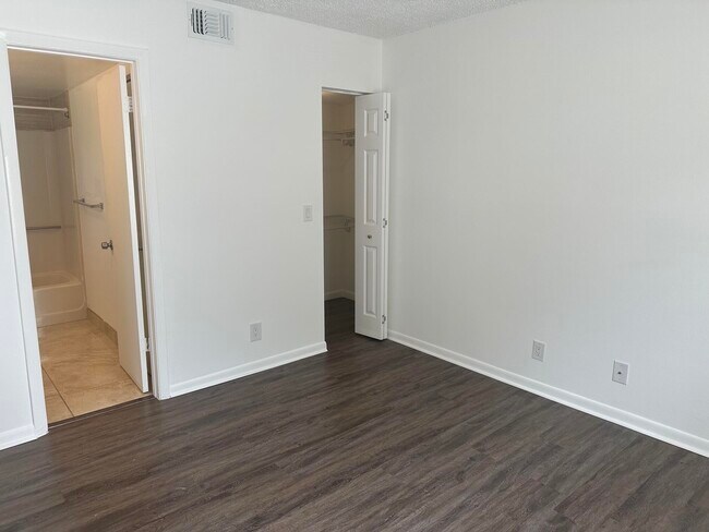 Building Photo - 21915 Lake Forest Cir