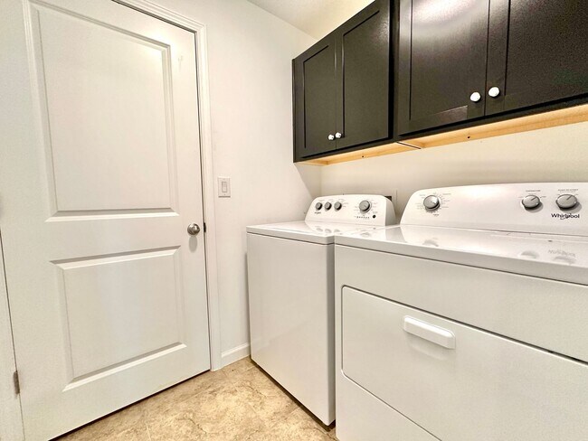 Building Photo - Premier 4bedrooms/2baths residence - Florida living at its finest!