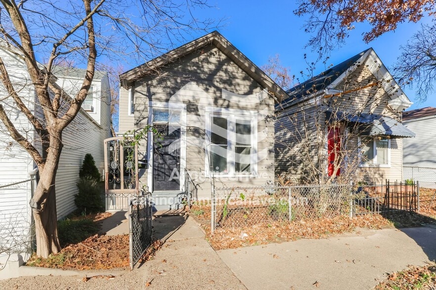 Building Photo - 2327 Duncan St