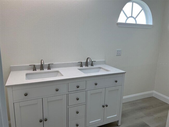 Building Photo - 844 W Charing Cross Cir