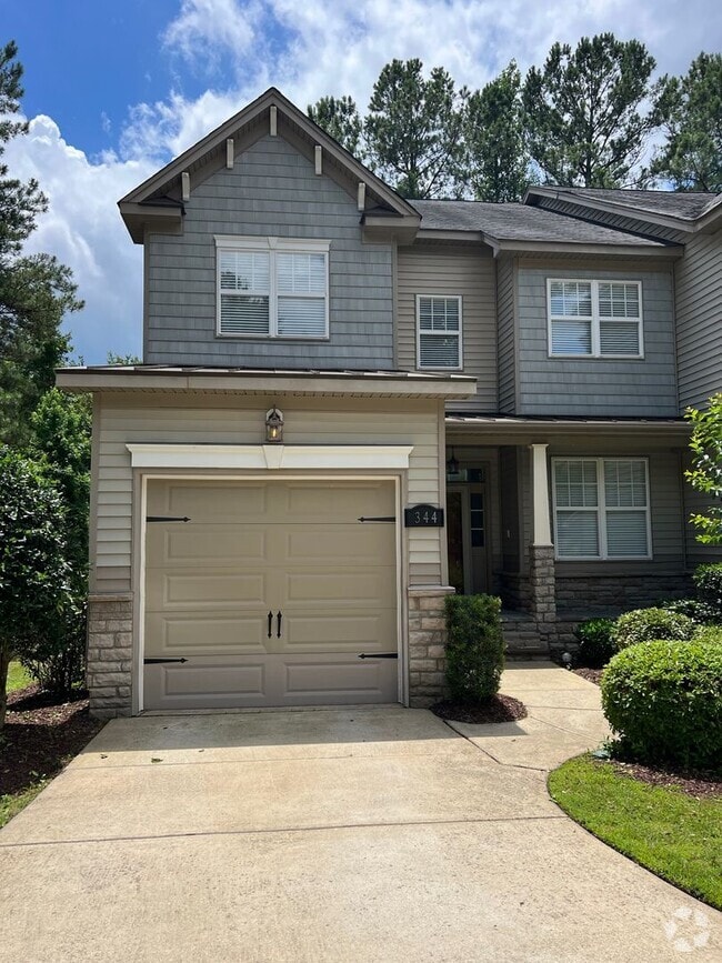 Building Photo - Gorgeous 3 Bed 2.5 Bath Home in Fayetteville