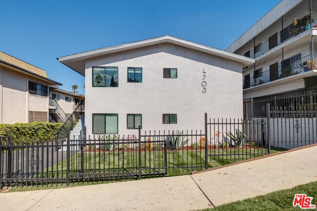 Building Photo - 4703 W St Charles Pl
