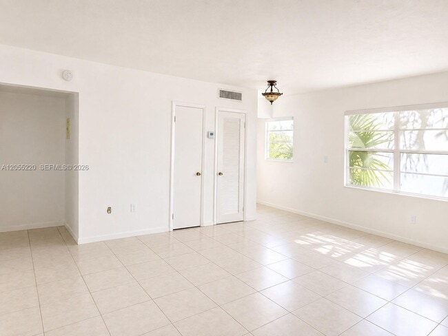 Building Photo - 1230 W 54th St