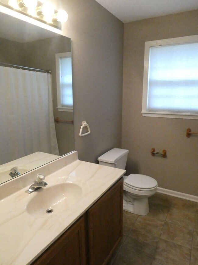 Building Photo - 3 Bedroom 2 Bath Home in Seven Oaks Neighborhood