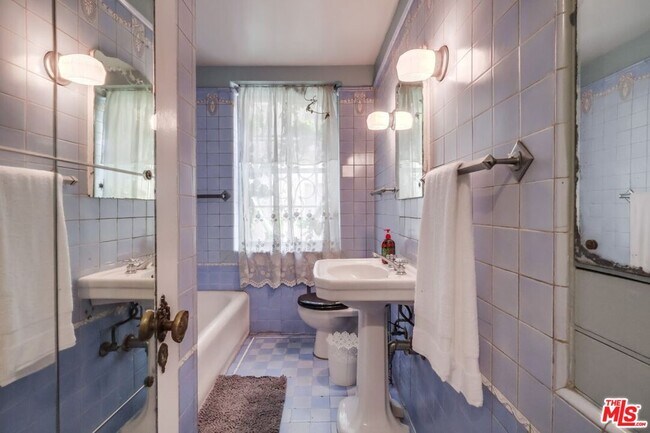 Building Photo - 642 S Bronson Ave