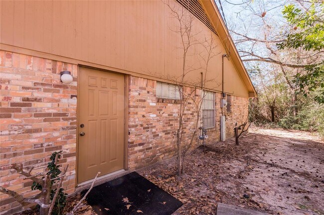 Building Photo - 2800 Lake Rd