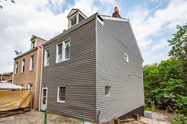 Building Photo - Gorgeous 3 Bedroom in Troy Hill available June 1!