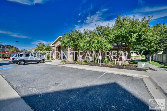 Building Photo - Mid-Row Townhome in Riverton