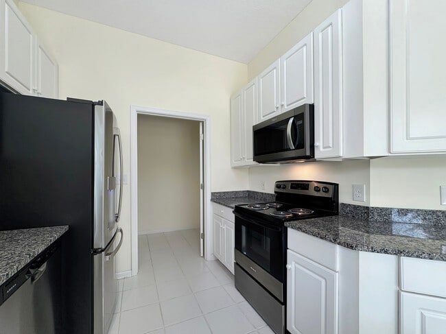 Building Photo - 4333 Oakwood Cir