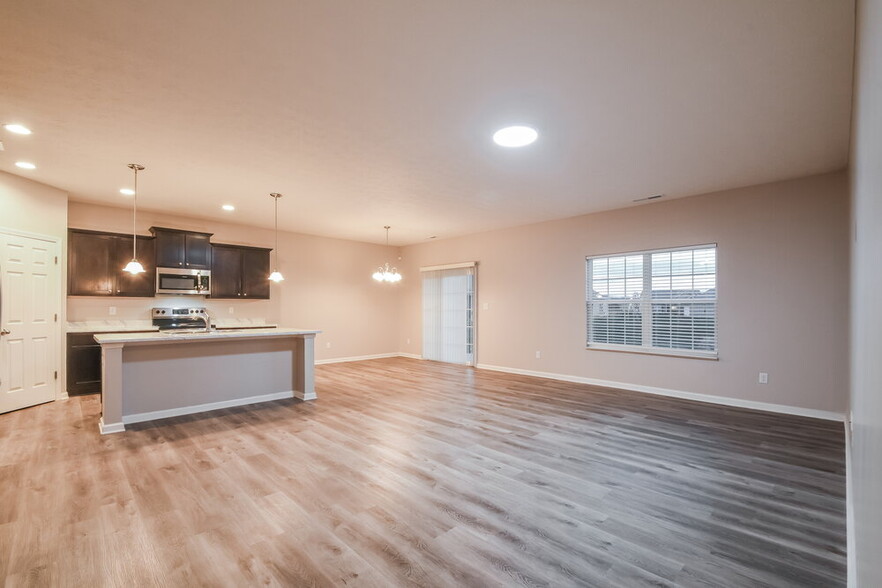Building Photo - 2255 Silver Spoon Dr